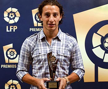 Andres Guardado.jpg - ANDRÉS GUARDADO José Andrés Guardado Hernández, nació en la ciudad de Guadalajara, Jalisco, el 28 de septiembre de 1986. Es un futbolista mexicano nacionalizado español y actualmente milita en el Valencia, C.F., aunque ha jugado para el deportivo de La Coruña. Ha sido reconocido como el mejor centrocampista ofensivo en los premios otorgados por la Liga de Fútbol Profesional 2011-2012. 